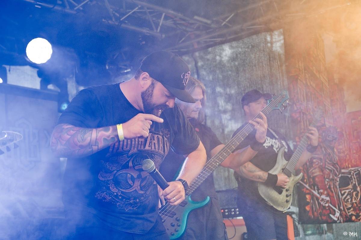 Druhému dni Destroy Festu nepřálo počasí. Metalové fanoušky bavili Sinner Self, Modern Age Dying nebo Pilsentura