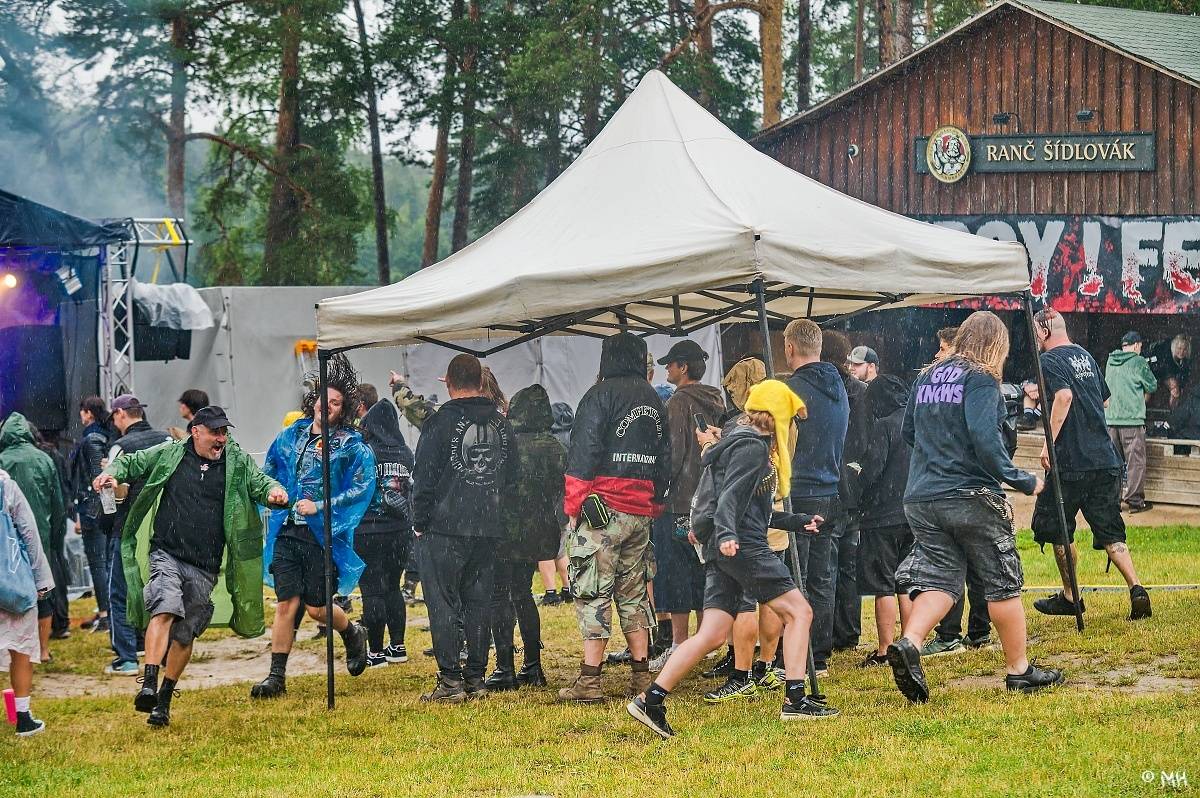 Druhému dni Destroy Festu nepřálo počasí. Metalové fanoušky bavili Sinner Self, Modern Age Dying nebo Pilsentura