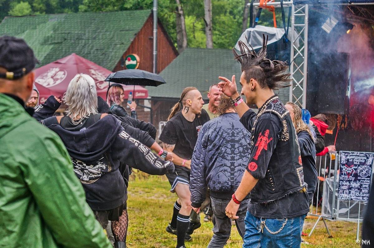 Druhému dni Destroy Festu nepřálo počasí. Metalové fanoušky bavili Sinner Self, Modern Age Dying nebo Pilsentura