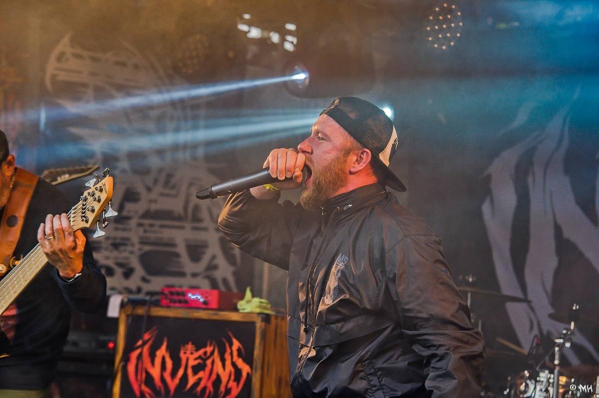 Druhému dni Destroy Festu nepřálo počasí. Metalové fanoušky bavili Sinner Self, Modern Age Dying nebo Pilsentura