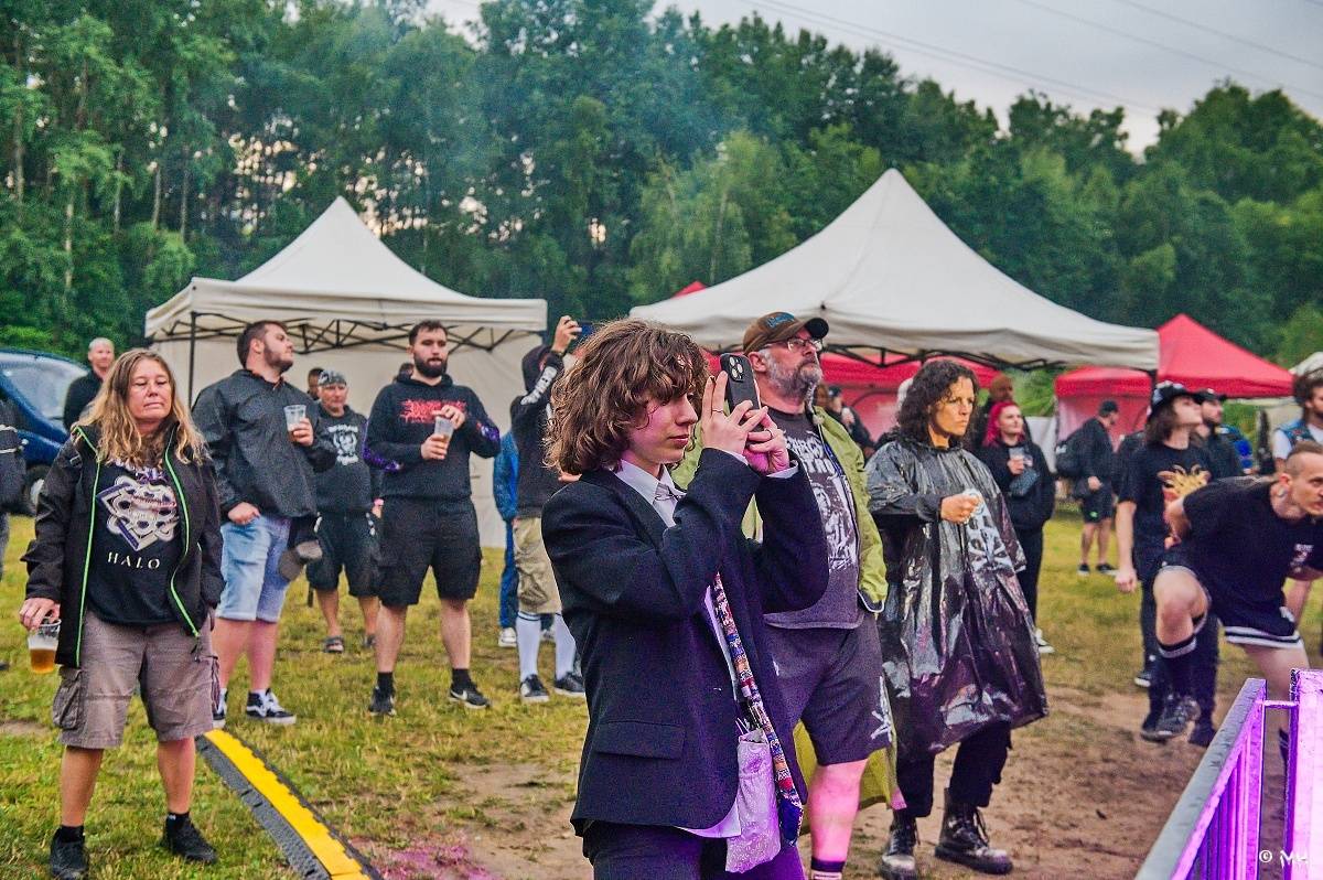 Druhému dni Destroy Festu nepřálo počasí. Metalové fanoušky bavili Sinner Self, Modern Age Dying nebo Pilsentura