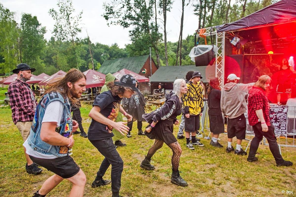 Druhému dni Destroy Festu nepřálo počasí. Metalové fanoušky bavili Sinner Self, Modern Age Dying nebo Pilsentura