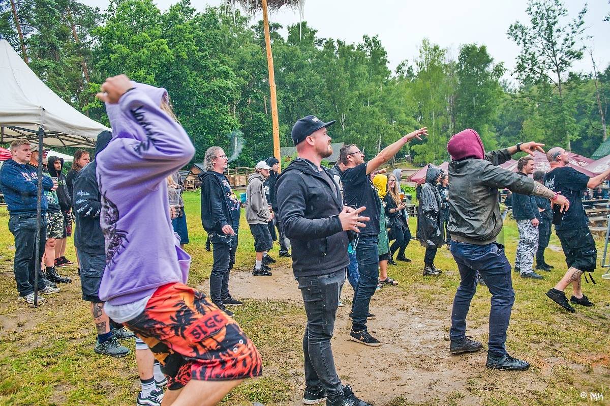 Druhému dni Destroy Festu nepřálo počasí. Metalové fanoušky bavili Sinner Self, Modern Age Dying nebo Pilsentura