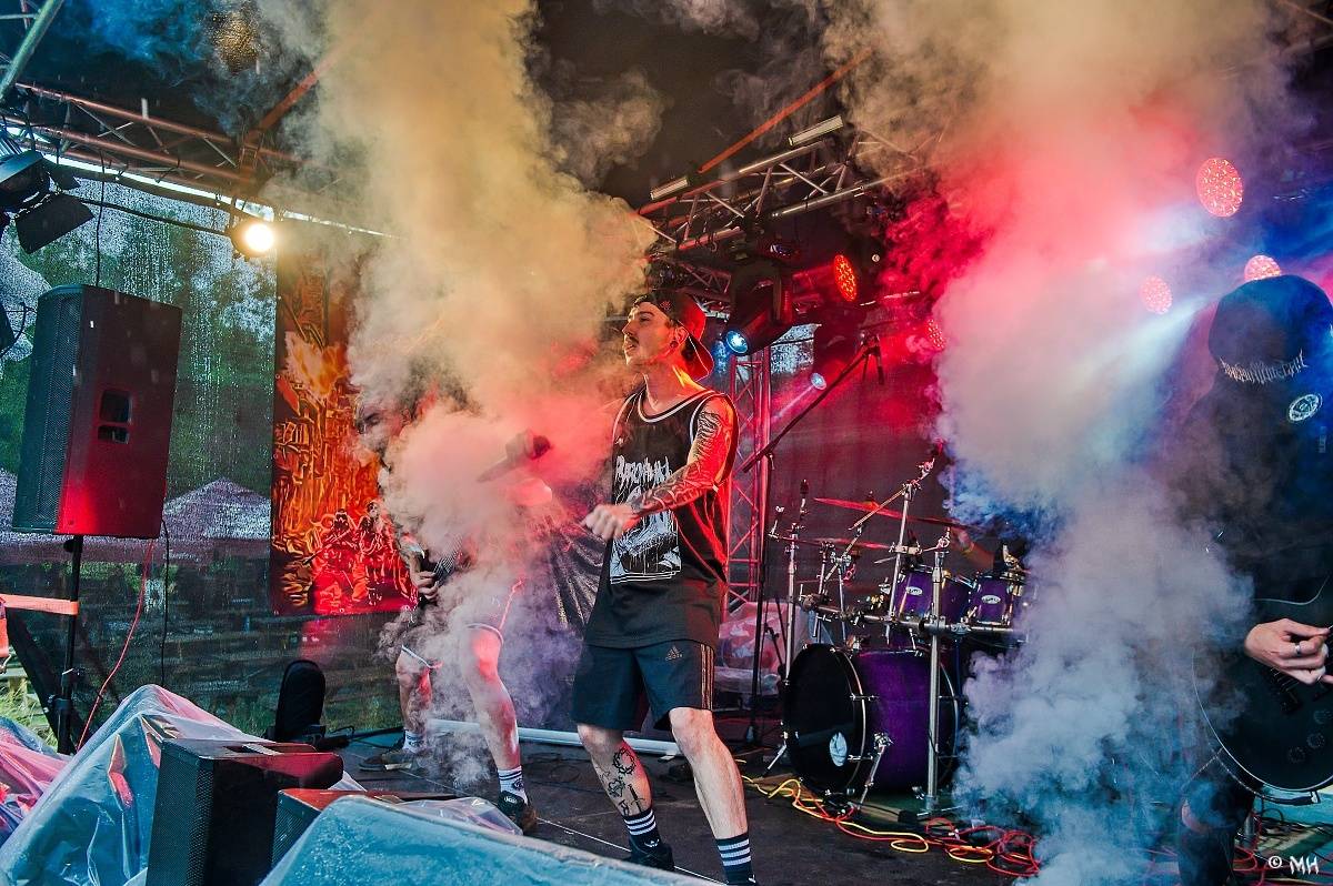 Druhému dni Destroy Festu nepřálo počasí. Metalové fanoušky bavili Sinner Self, Modern Age Dying nebo Pilsentura