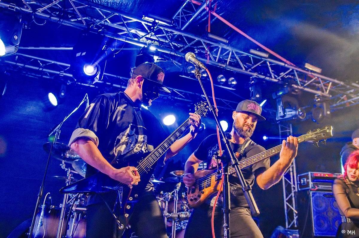 Druhému dni Destroy Festu nepřálo počasí. Metalové fanoušky bavili Sinner Self, Modern Age Dying nebo Pilsentura