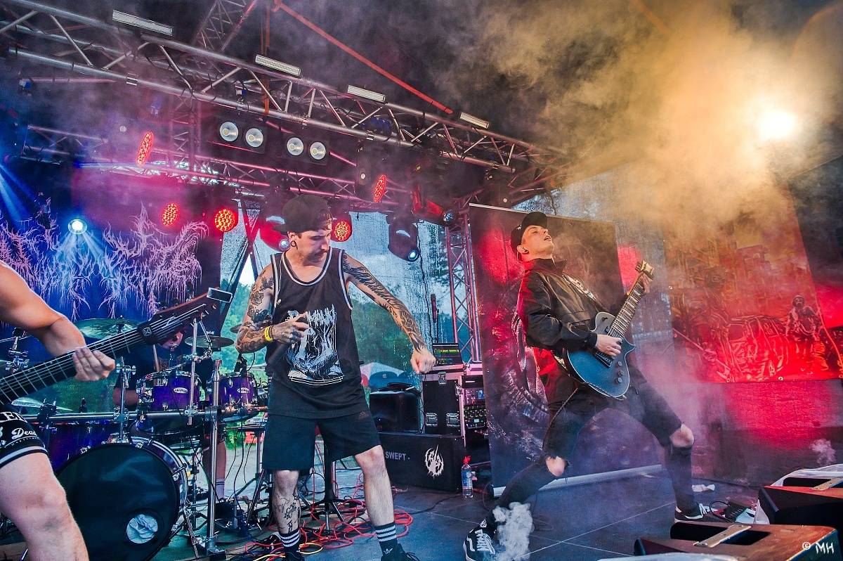 Druhému dni Destroy Festu nepřálo počasí. Metalové fanoušky bavili Sinner Self, Modern Age Dying nebo Pilsentura