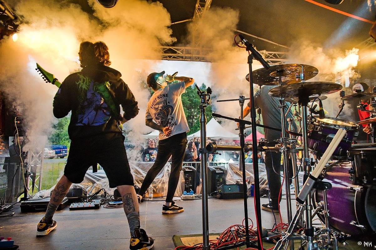 Druhému dni Destroy Festu nepřálo počasí. Metalové fanoušky bavili Sinner Self, Modern Age Dying nebo Pilsentura