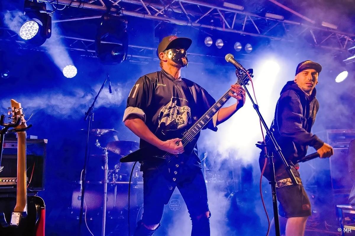 Druhému dni Destroy Festu nepřálo počasí. Metalové fanoušky bavili Sinner Self, Modern Age Dying nebo Pilsentura