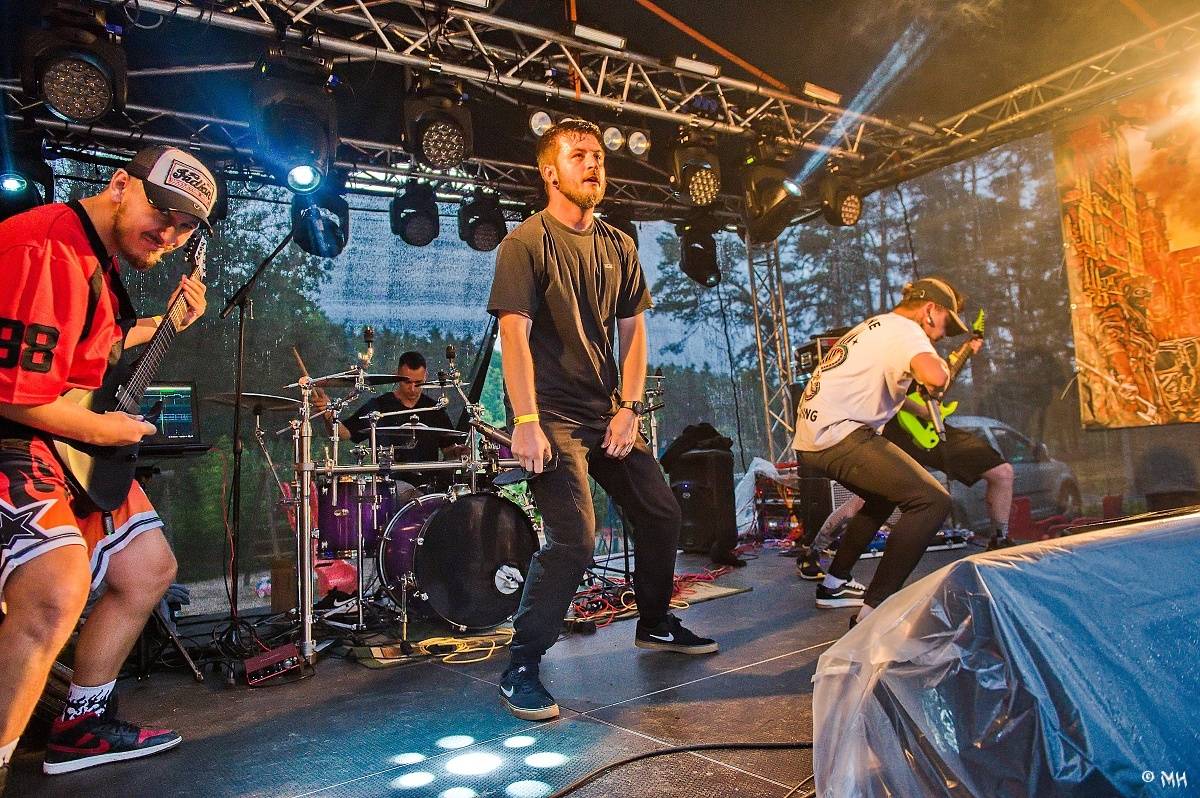 Druhému dni Destroy Festu nepřálo počasí. Metalové fanoušky bavili Sinner Self, Modern Age Dying nebo Pilsentura