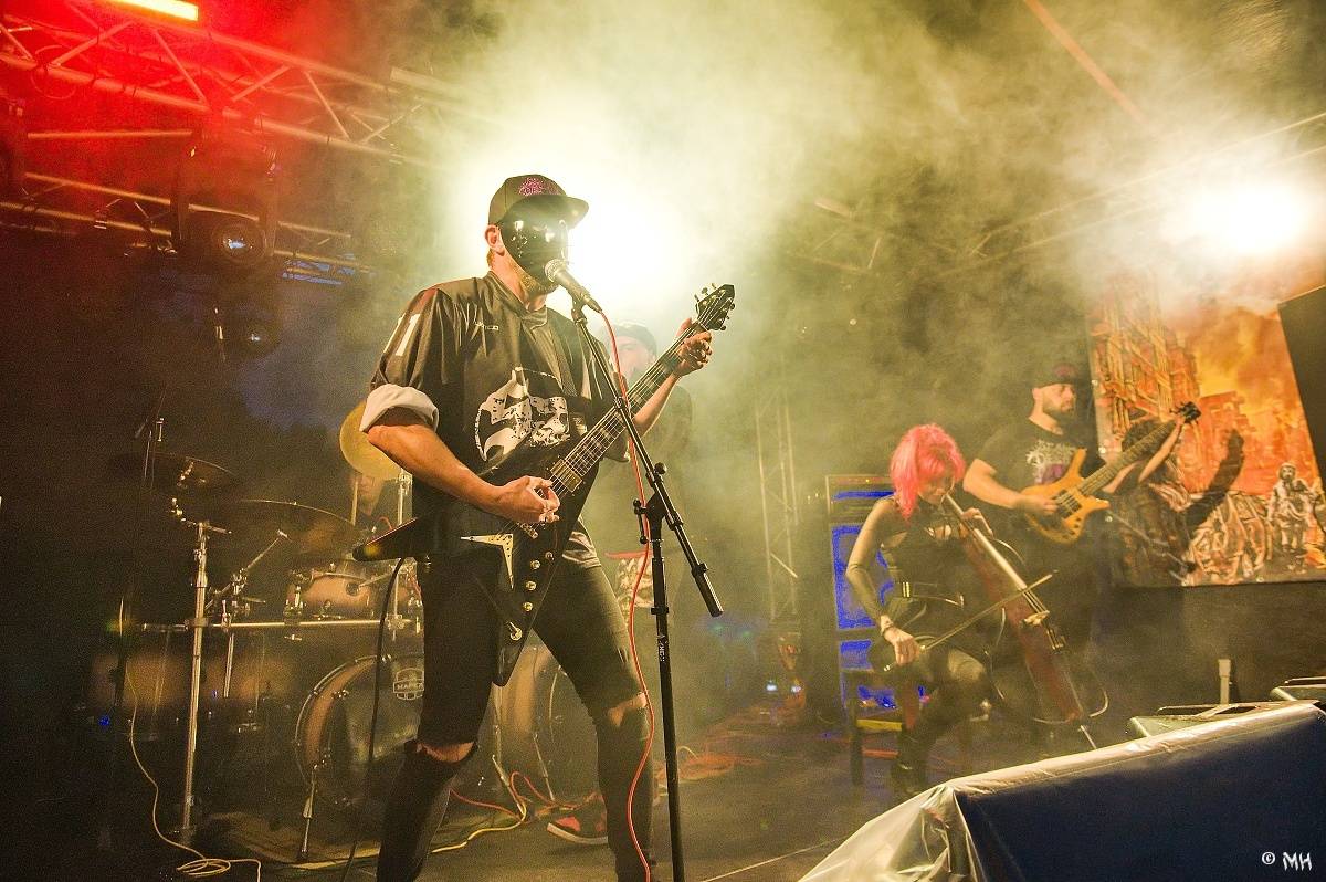 Druhému dni Destroy Festu nepřálo počasí. Metalové fanoušky bavili Sinner Self, Modern Age Dying nebo Pilsentura