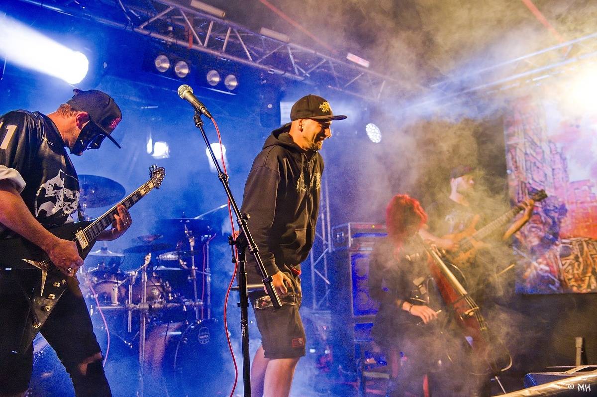 Druhému dni Destroy Festu nepřálo počasí. Metalové fanoušky bavili Sinner Self, Modern Age Dying nebo Pilsentura