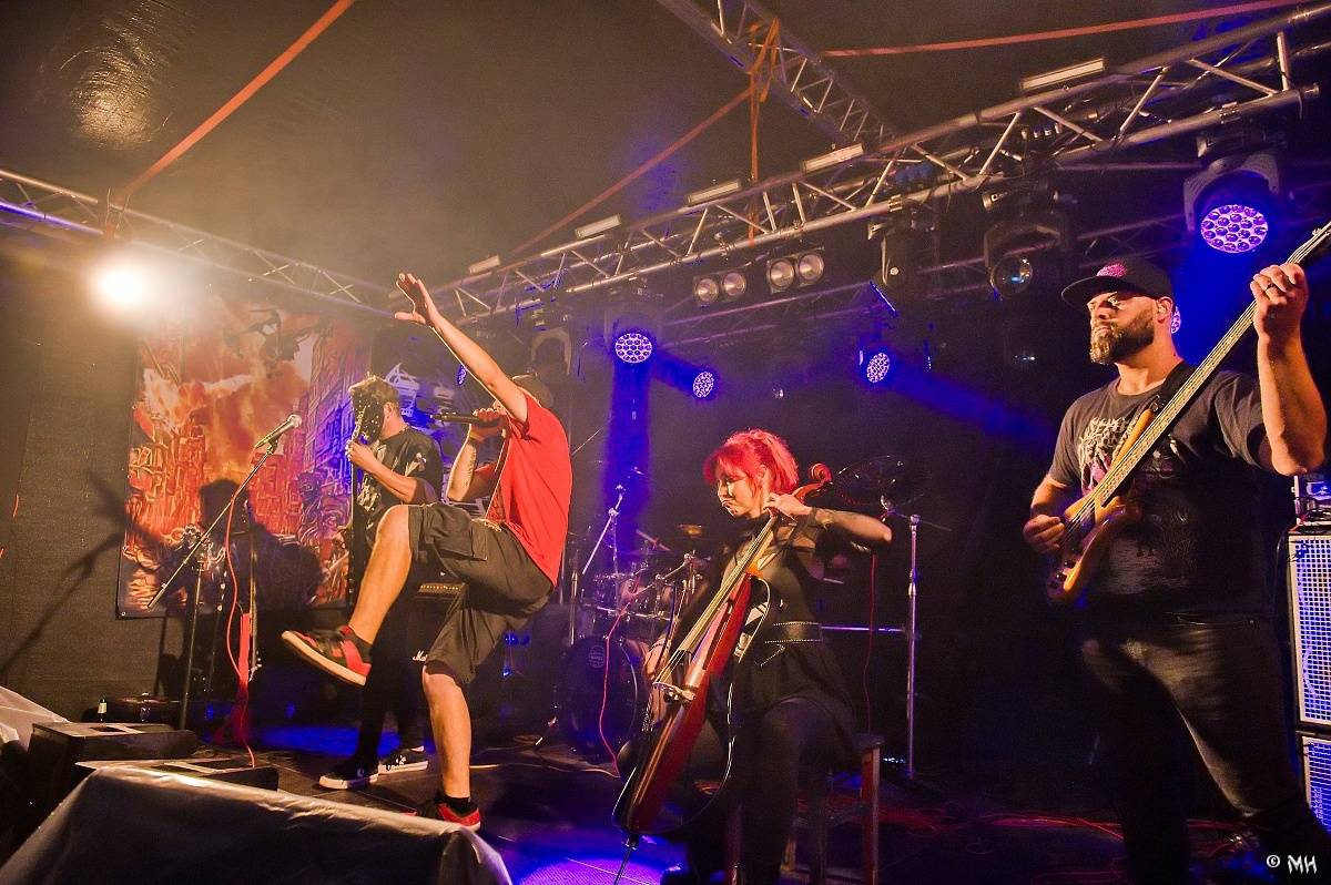 Druhému dni Destroy Festu nepřálo počasí. Metalové fanoušky bavili Sinner Self, Modern Age Dying nebo Pilsentura