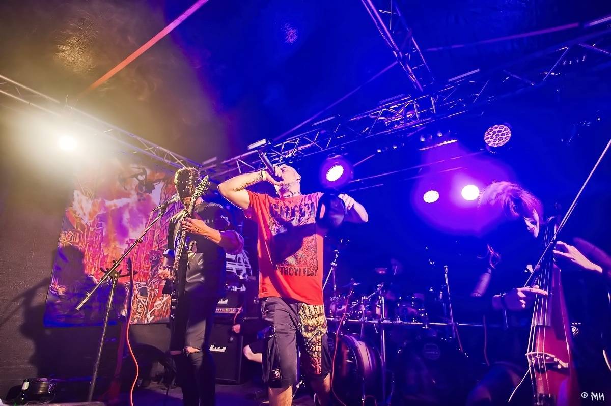 Druhému dni Destroy Festu nepřálo počasí. Metalové fanoušky bavili Sinner Self, Modern Age Dying nebo Pilsentura