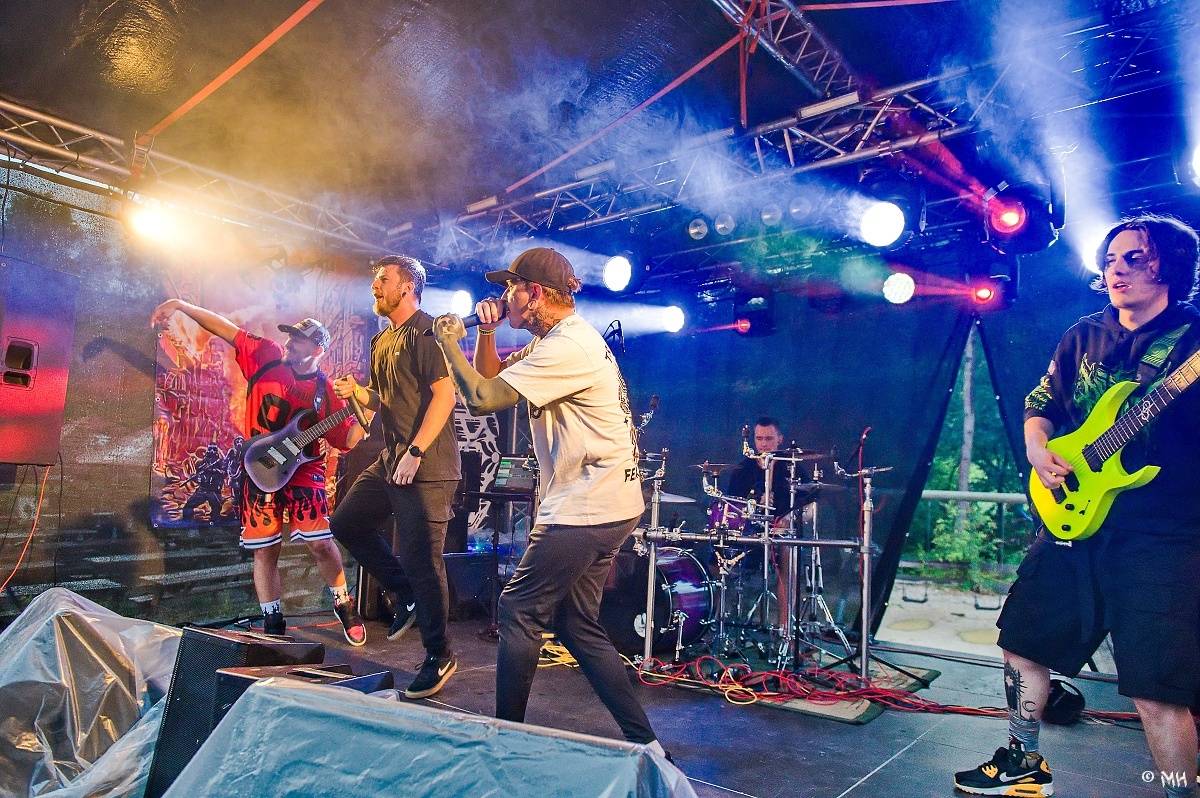 Druhému dni Destroy Festu nepřálo počasí. Metalové fanoušky bavili Sinner Self, Modern Age Dying nebo Pilsentura