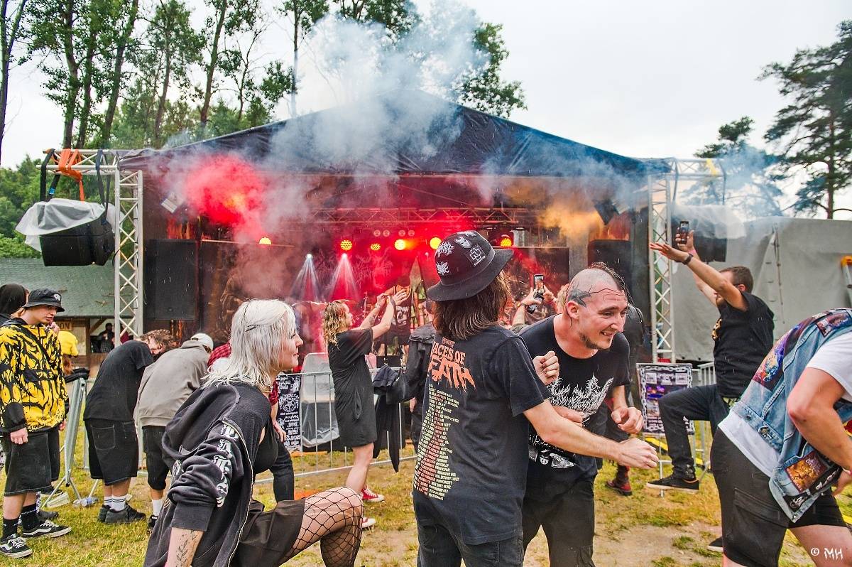 Druhému dni Destroy Festu nepřálo počasí. Metalové fanoušky bavili Sinner Self, Modern Age Dying nebo Pilsentura