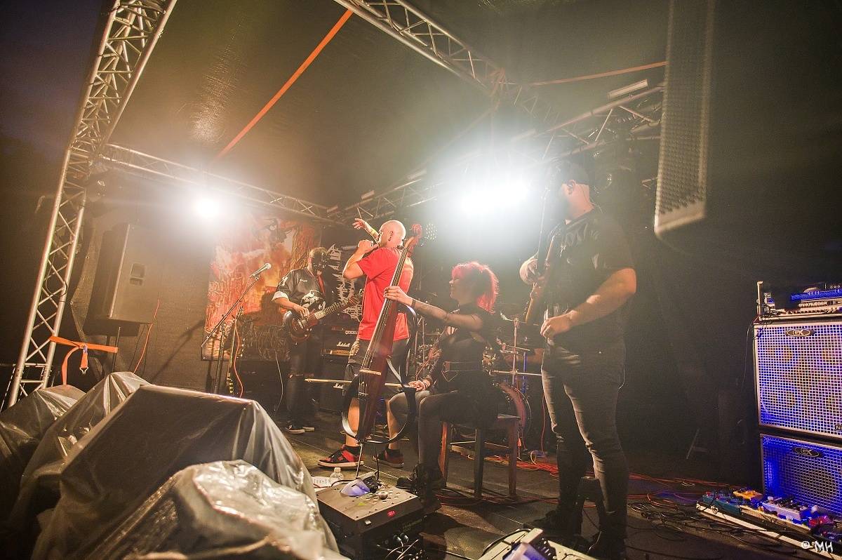 Druhému dni Destroy Festu nepřálo počasí. Metalové fanoušky bavili Sinner Self, Modern Age Dying nebo Pilsentura