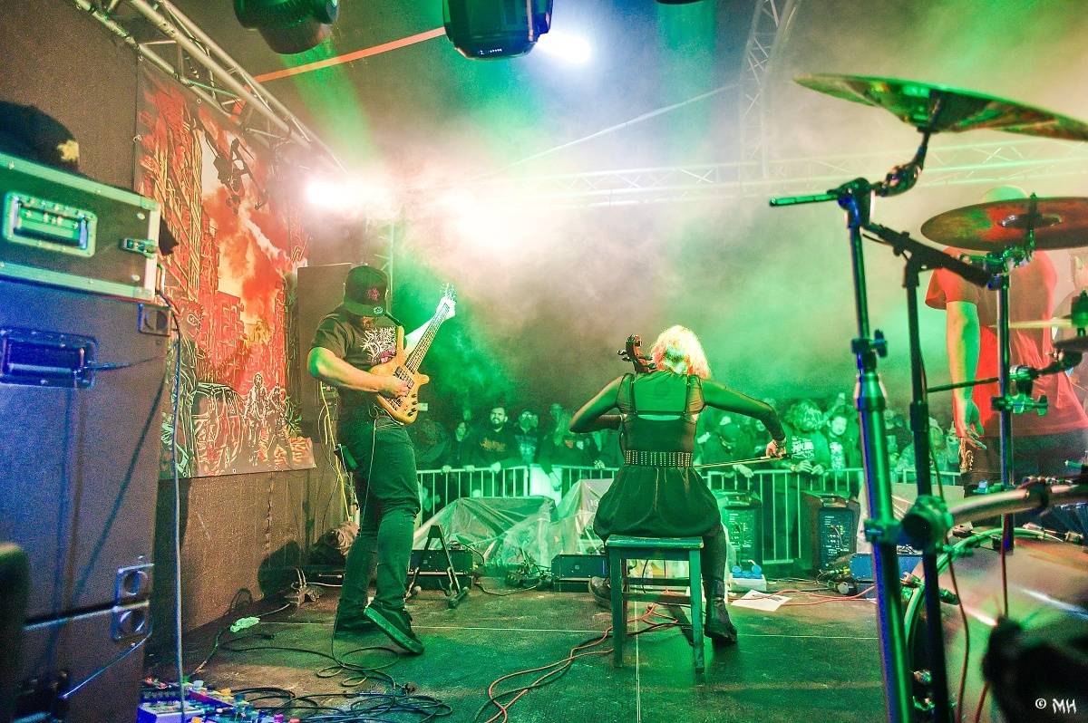 Druhému dni Destroy Festu nepřálo počasí. Metalové fanoušky bavili Sinner Self, Modern Age Dying nebo Pilsentura