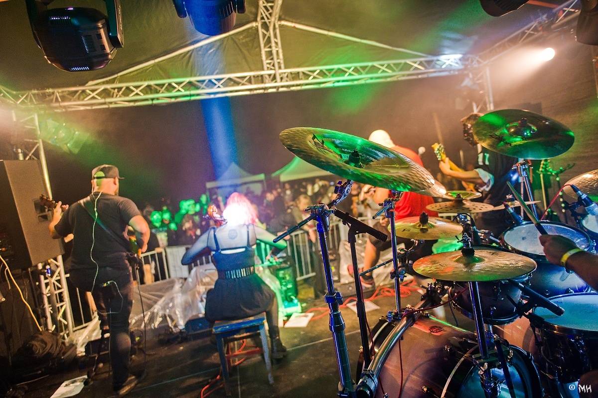 Druhému dni Destroy Festu nepřálo počasí. Metalové fanoušky bavili Sinner Self, Modern Age Dying nebo Pilsentura