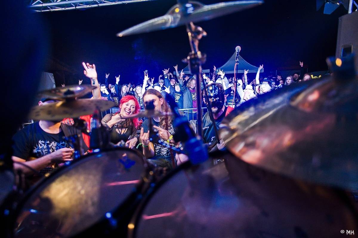 Druhému dni Destroy Festu nepřálo počasí. Metalové fanoušky bavili Sinner Self, Modern Age Dying nebo Pilsentura