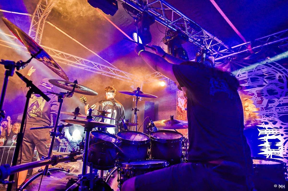 Druhému dni Destroy Festu nepřálo počasí. Metalové fanoušky bavili Sinner Self, Modern Age Dying nebo Pilsentura