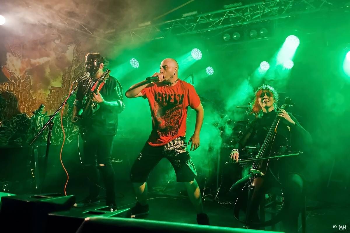 Druhému dni Destroy Festu nepřálo počasí. Metalové fanoušky bavili Sinner Self, Modern Age Dying nebo Pilsentura