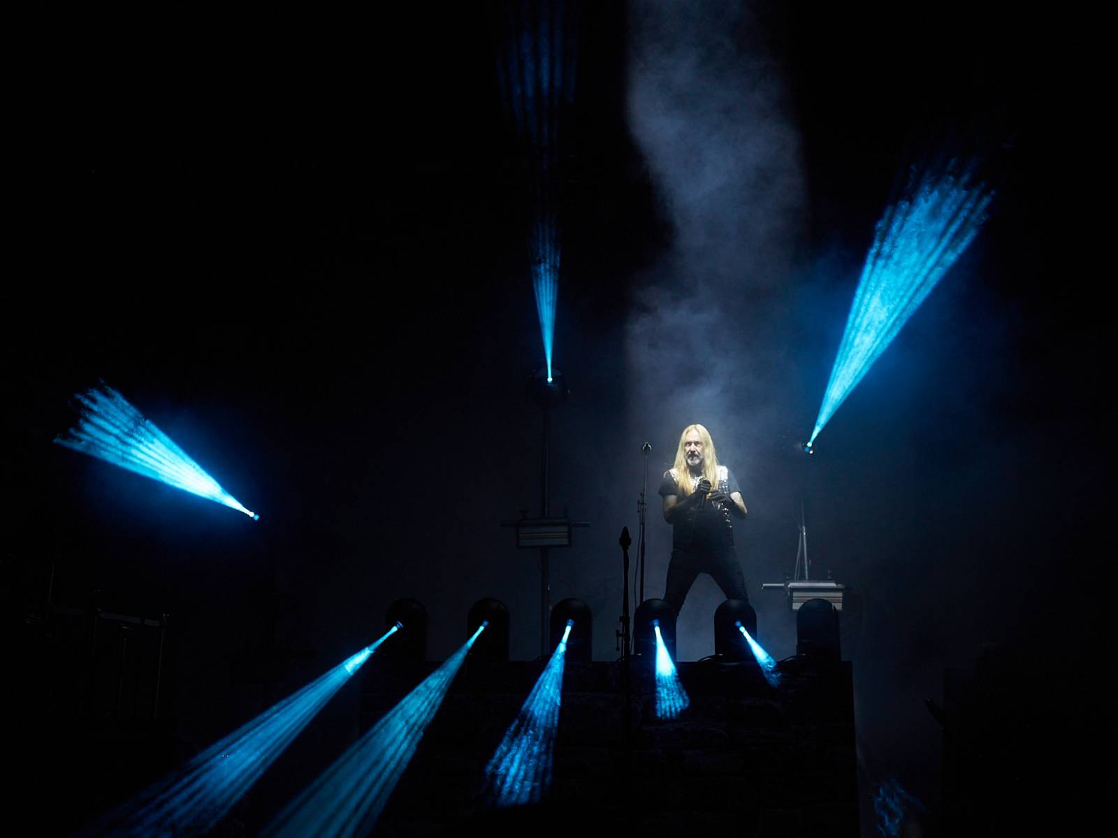 Masters of Rock, den třetí: Hammerfall vzpomínali, Floor Jansen zpívala Nightwish a Burning Witches spláchl déšť