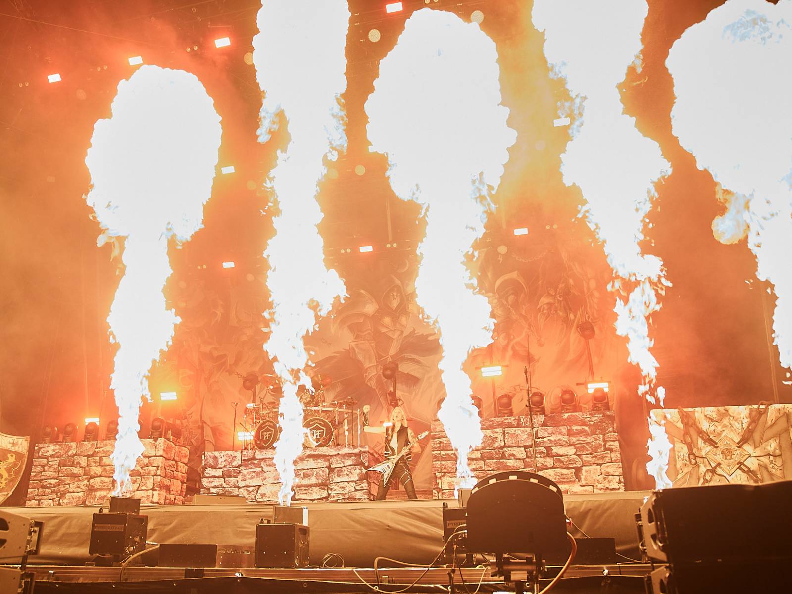 Masters of Rock, den třetí: Hammerfall vzpomínali, Floor Jansen zpívala Nightwish a Burning Witches spláchl déšť