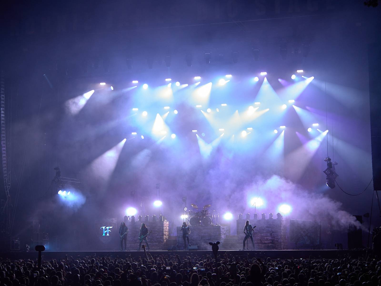 Masters of Rock, den třetí: Hammerfall vzpomínali, Floor Jansen zpívala Nightwish a Burning Witches spláchl déšť