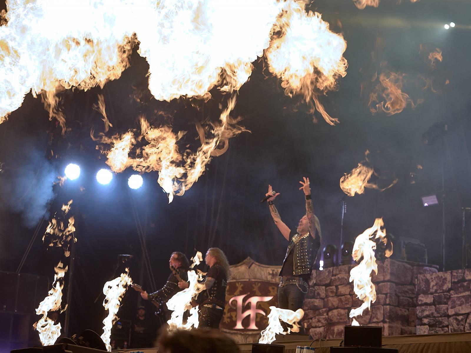 Masters of Rock, den třetí: Hammerfall vzpomínali, Floor Jansen zpívala Nightwish a Burning Witches spláchl déšť