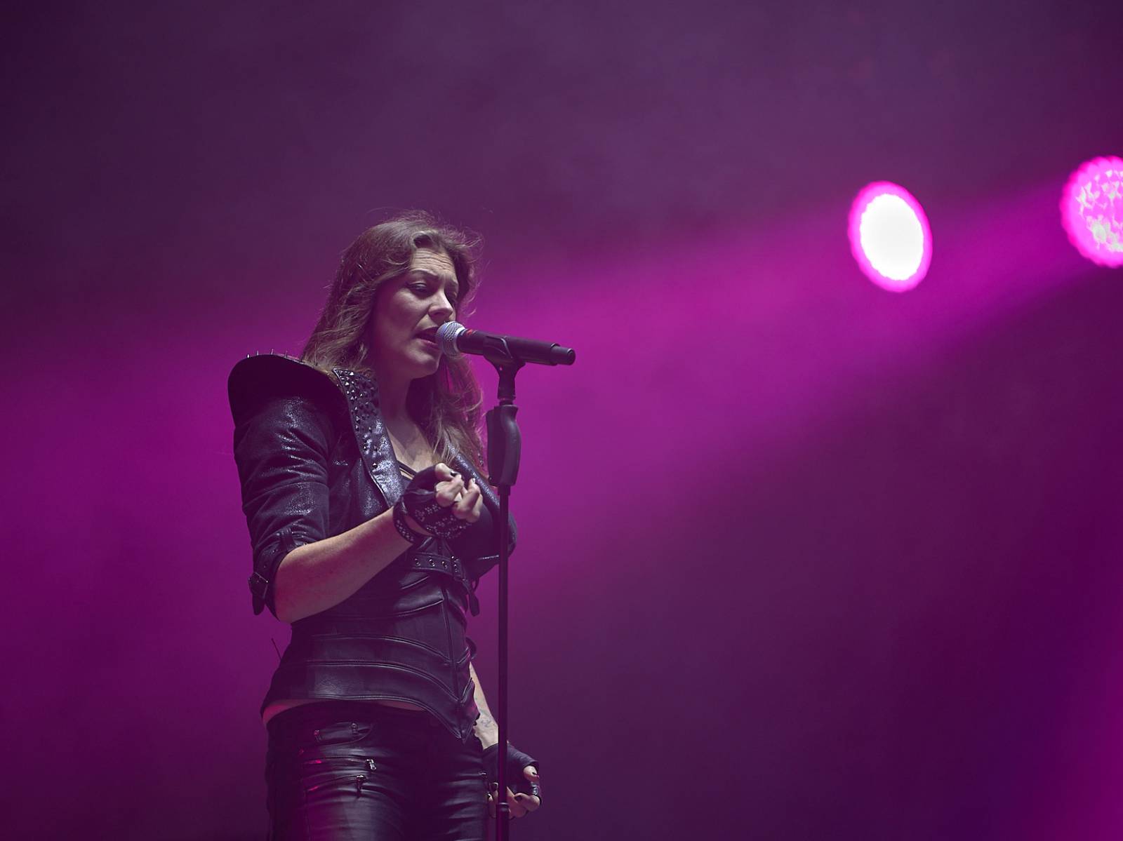 Masters of Rock, den třetí: Hammerfall vzpomínali, Floor Jansen zpívala Nightwish a Burning Witches spláchl déšť