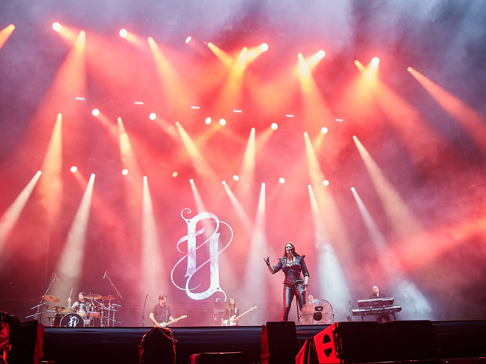 Masters of Rock, den třetí: Hammerfall vzpomínali, Floor Jansen zpívala Nightwish a Burning Witches spláchl déšť