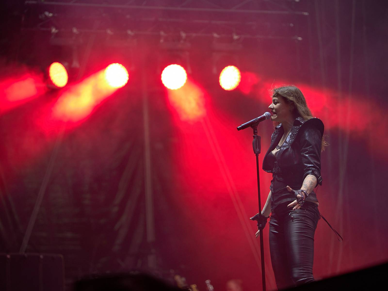 Masters of Rock, den třetí: Hammerfall vzpomínali, Floor Jansen zpívala Nightwish a Burning Witches spláchl déšť