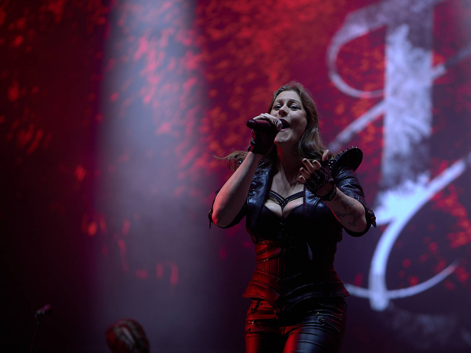 Masters of Rock, den třetí: Hammerfall vzpomínali, Floor Jansen zpívala Nightwish a Burning Witches spláchl déšť