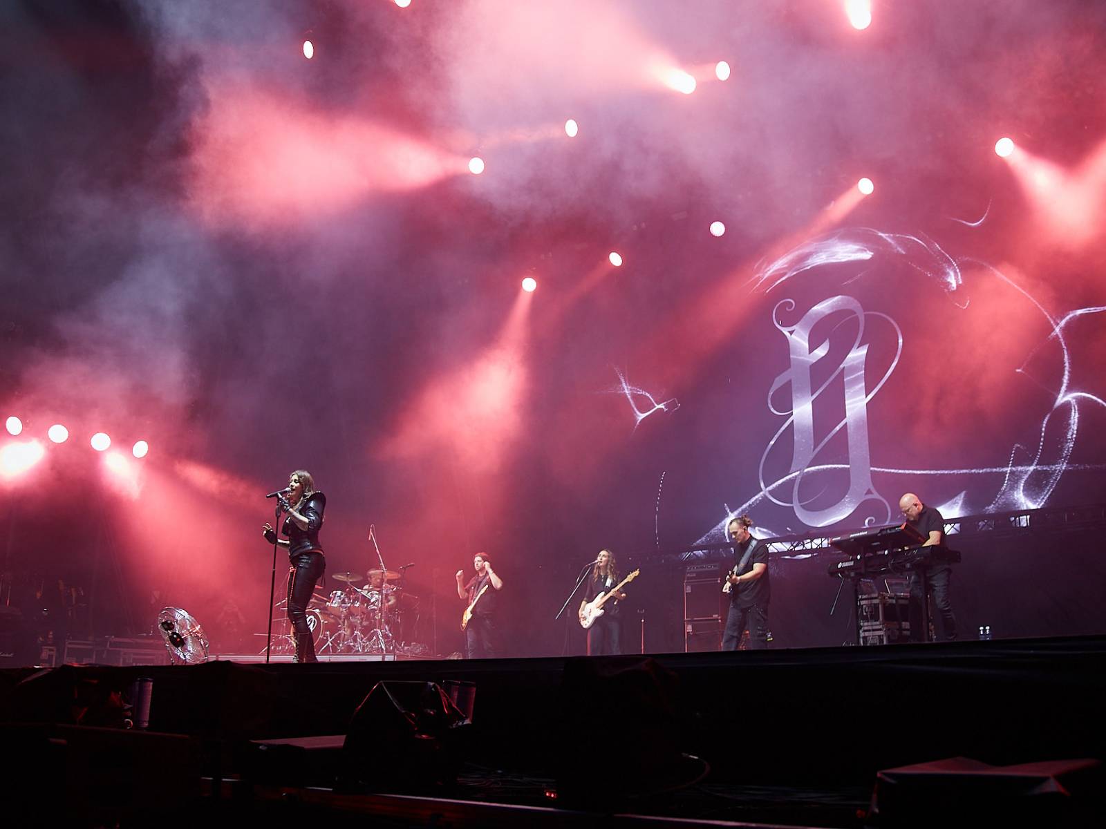 Masters of Rock, den třetí: Hammerfall vzpomínali, Floor Jansen zpívala Nightwish a Burning Witches spláchl déšť