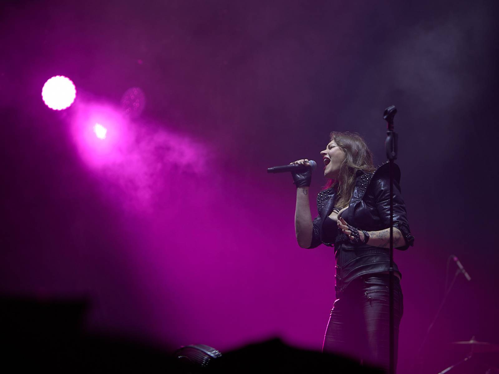 Masters of Rock, den třetí: Hammerfall vzpomínali, Floor Jansen zpívala Nightwish a Burning Witches spláchl déšť