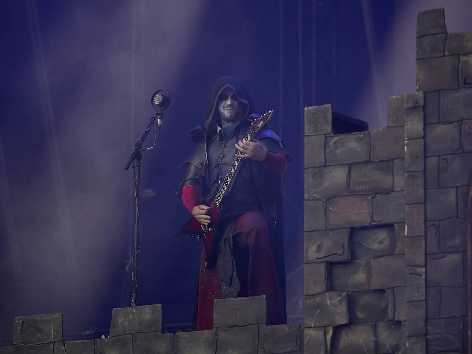 Masters of Rock, den třetí: Hammerfall vzpomínali, Floor Jansen zpívala Nightwish a Burning Witches spláchl déšť