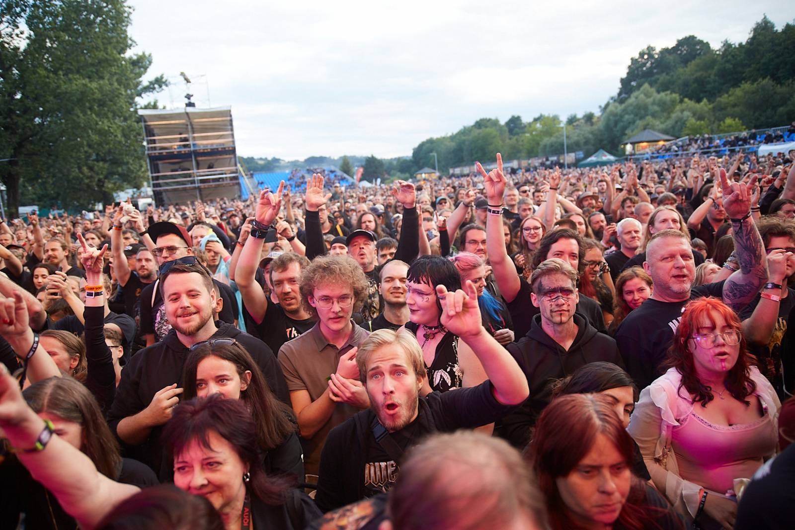 Masters of Rock, den třetí: Hammerfall vzpomínali, Floor Jansen zpívala Nightwish a Burning Witches spláchl déšť