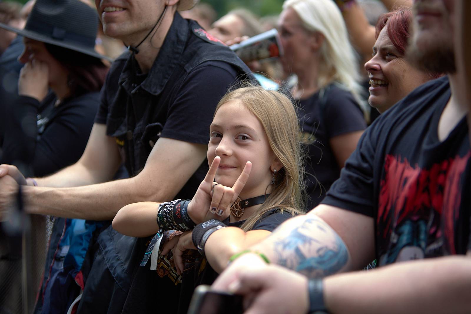 Masters of Rock, den třetí: Hammerfall vzpomínali, Floor Jansen zpívala Nightwish a Burning Witches spláchl déšť