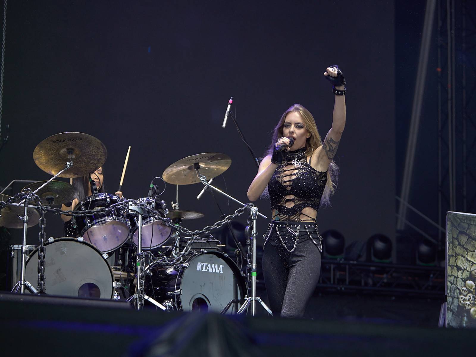 Masters of Rock, den třetí: Hammerfall vzpomínali, Floor Jansen zpívala Nightwish a Burning Witches spláchl déšť