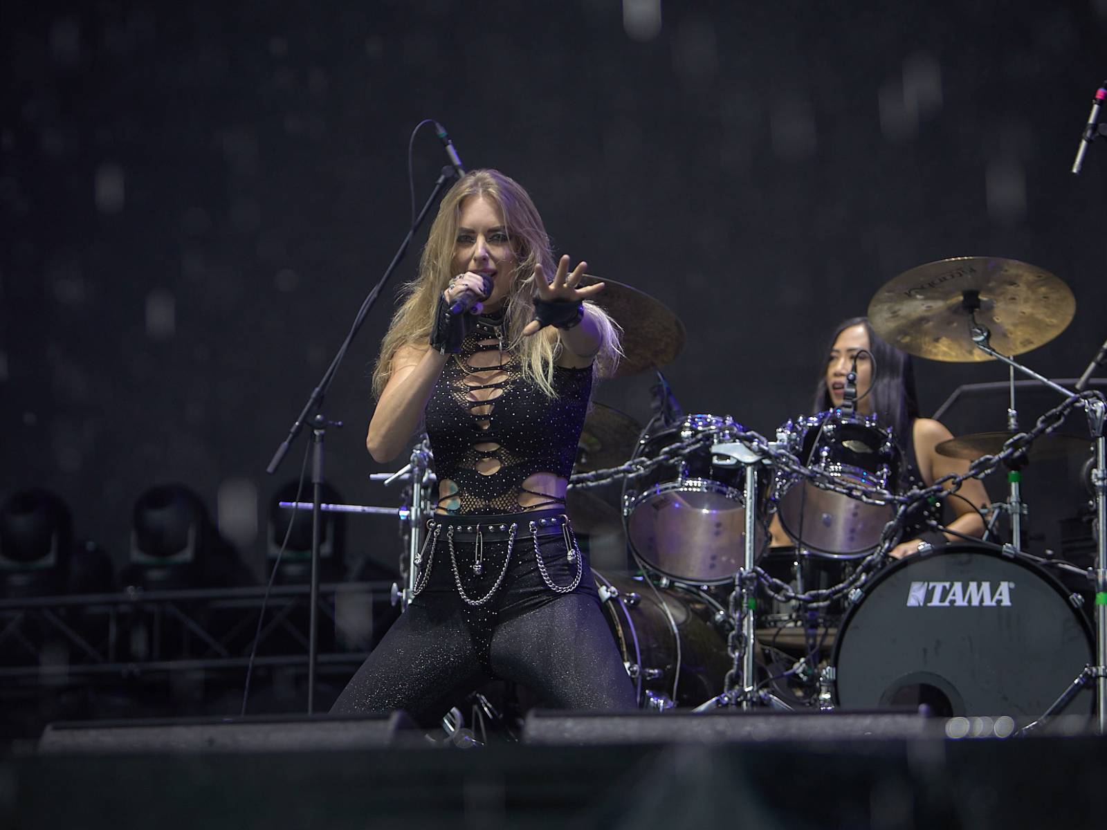 Masters of Rock, den třetí: Hammerfall vzpomínali, Floor Jansen zpívala Nightwish a Burning Witches spláchl déšť