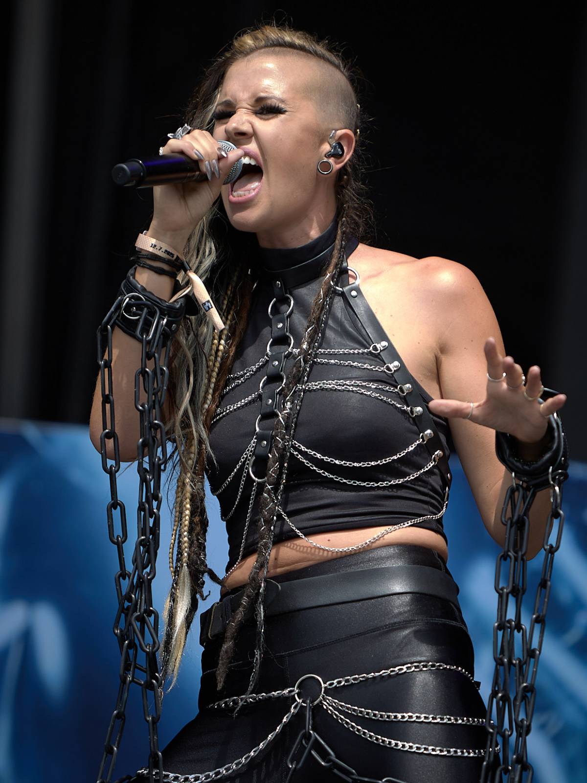 Masters of Rock, den třetí: Hammerfall vzpomínali, Floor Jansen zpívala Nightwish a Burning Witches spláchl déšť