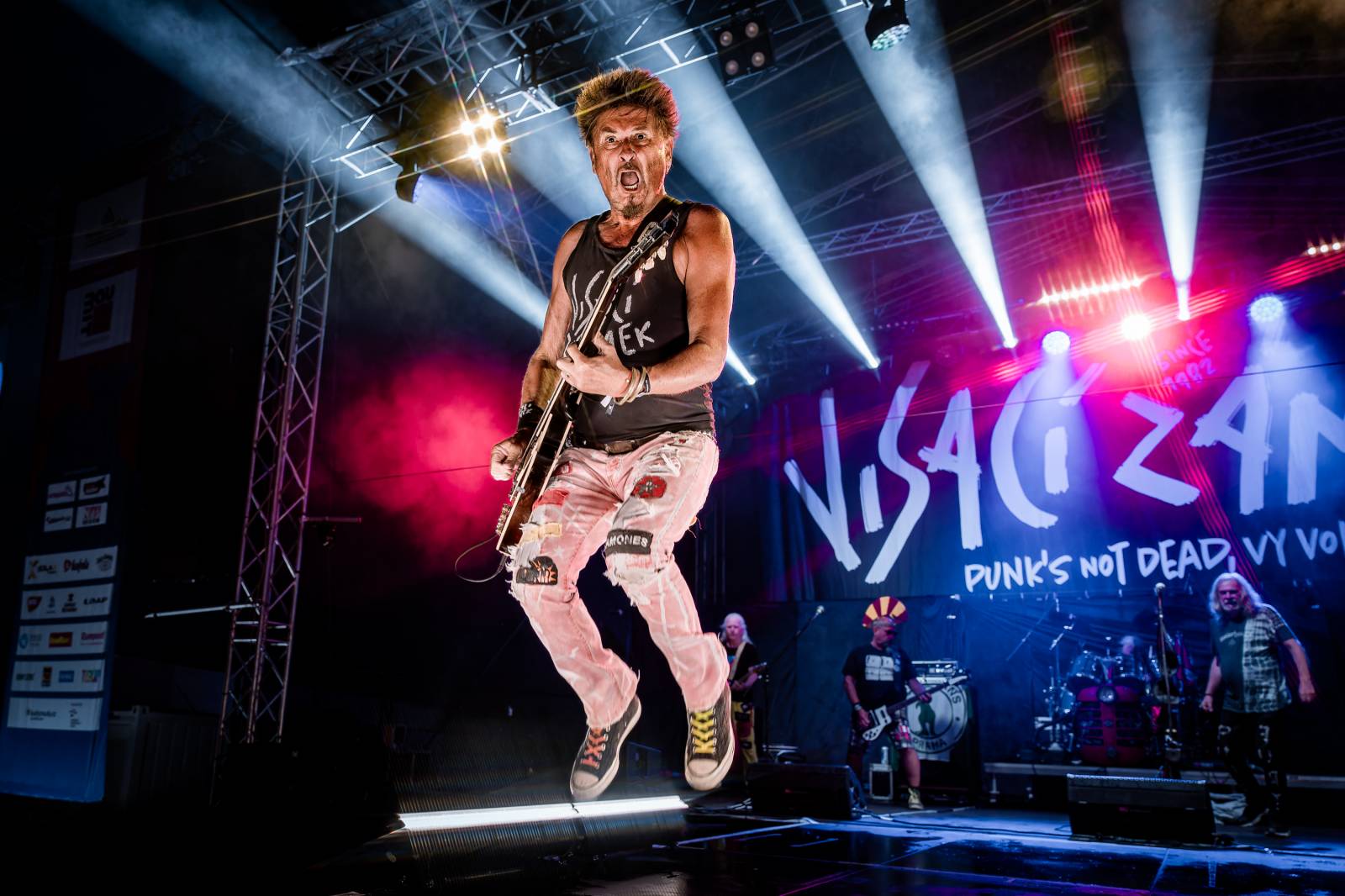 Hrady CZ na Točníku: Druhý den ovládl Kabát, Wanastowi Vjecy vsadili na své hity a překvapení v podobě Lucie 