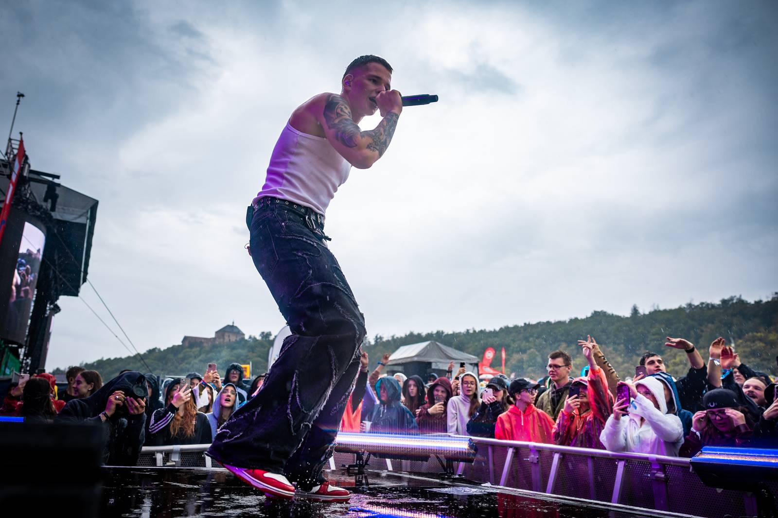 Hrady CZ na Točníku: Druhý den ovládl Kabát, Wanastowi Vjecy vsadili na své hity a překvapení v podobě Lucie 