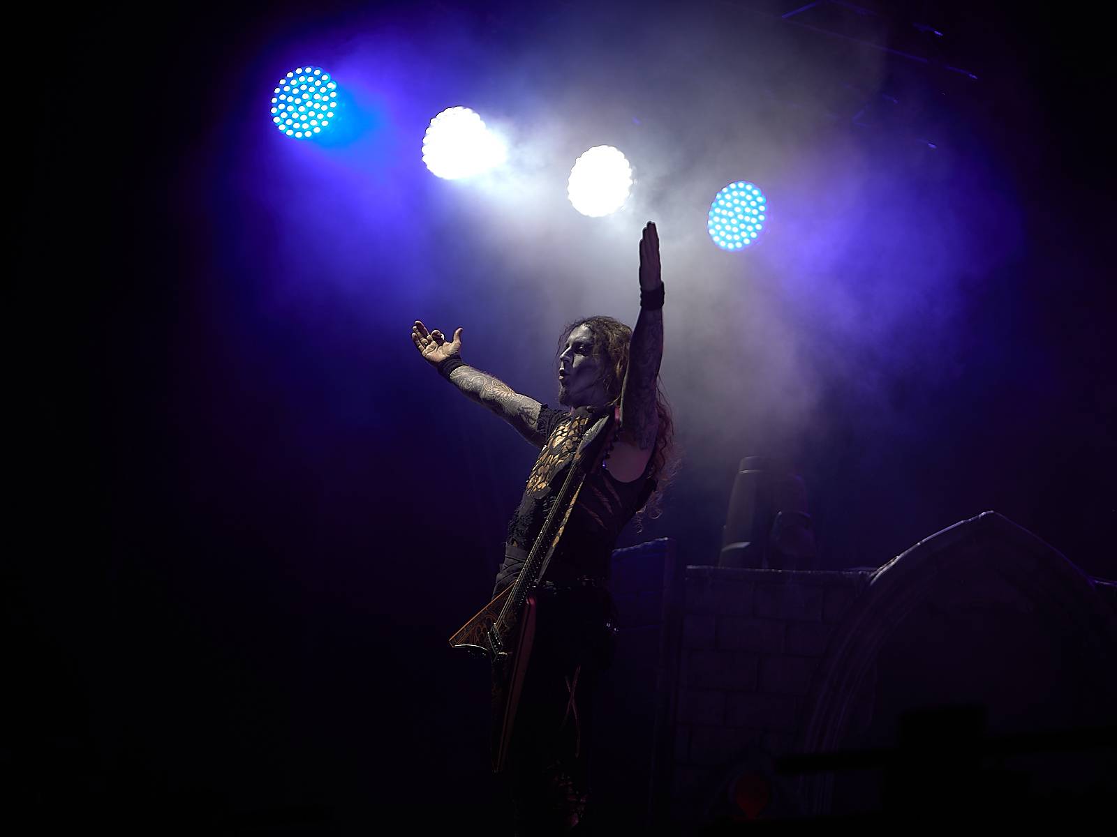 Masters of Rock, den čtvrtý: Ohnivé finále Powerwolf, skandování The HU a skákání s Korpiklaani