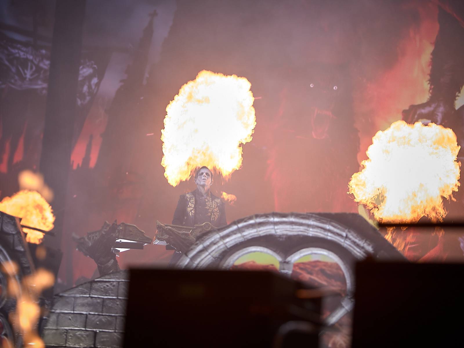 Masters of Rock, den čtvrtý: Ohnivé finále Powerwolf, skandování The HU a skákání s Korpiklaani