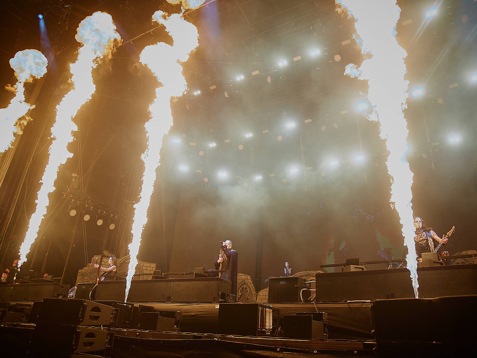 Masters of Rock, den čtvrtý: Ohnivé finále Powerwolf, skandování The HU a skákání s Korpiklaani