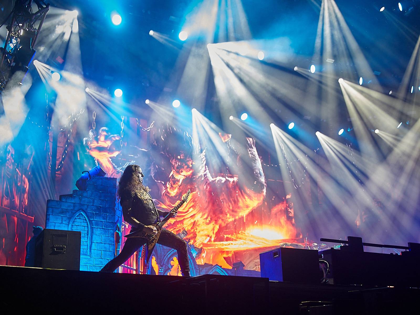 Masters of Rock, den čtvrtý: Ohnivé finále Powerwolf, skandování The HU a skákání s Korpiklaani
