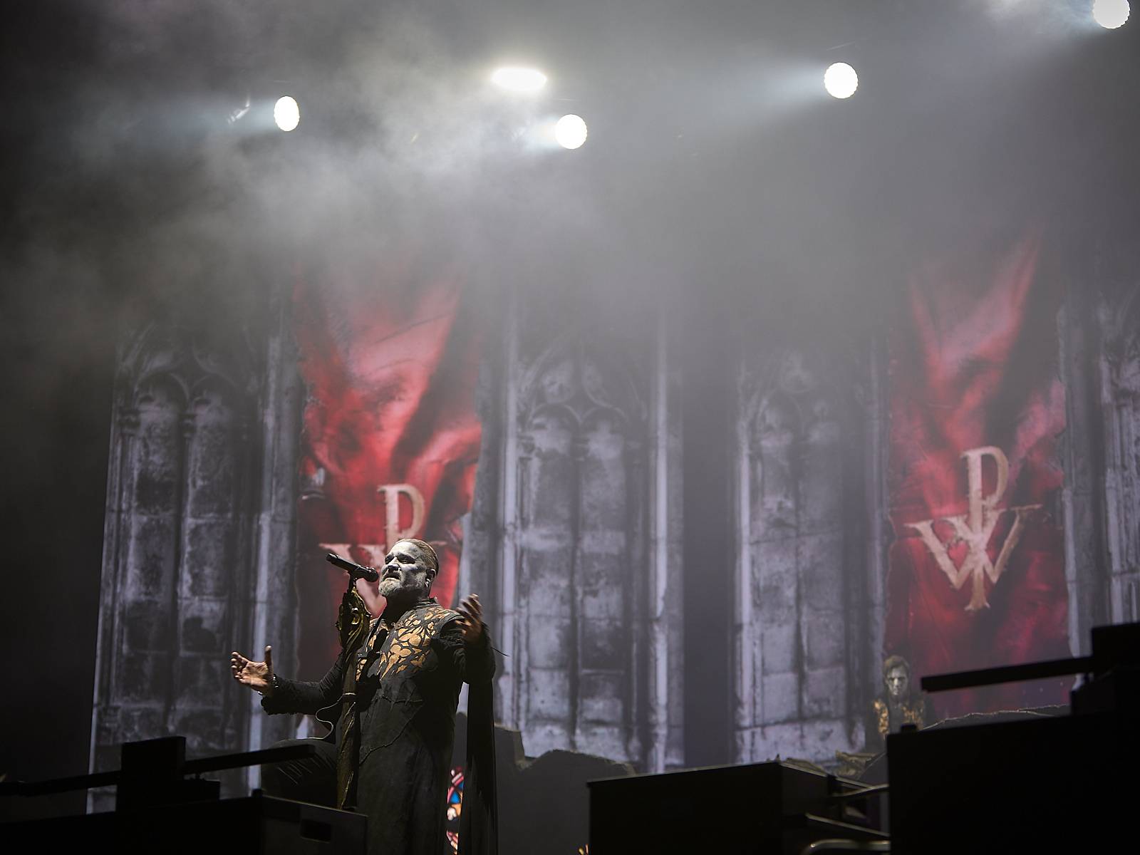 Masters of Rock, den čtvrtý: Ohnivé finále Powerwolf, skandování The HU a skákání s Korpiklaani