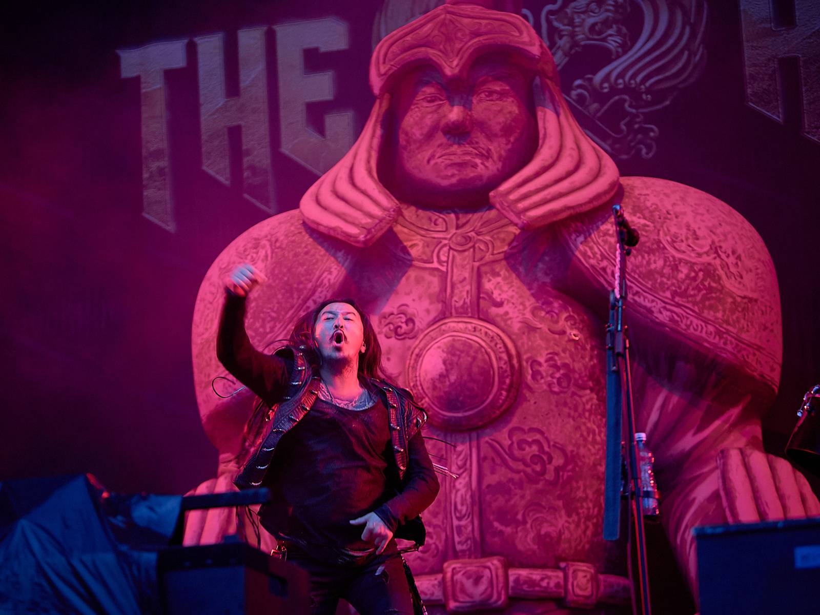 Masters of Rock, den čtvrtý: Ohnivé finále Powerwolf, skandování The HU a skákání s Korpiklaani