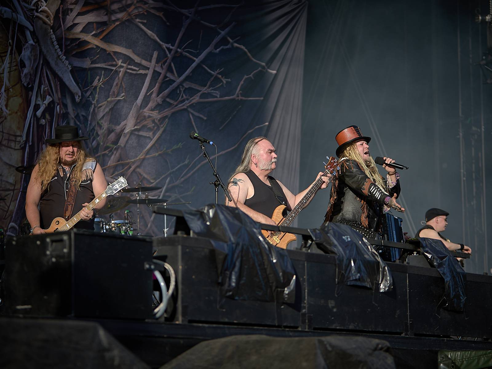 Masters of Rock, den čtvrtý: Ohnivé finále Powerwolf, skandování The HU a skákání s Korpiklaani